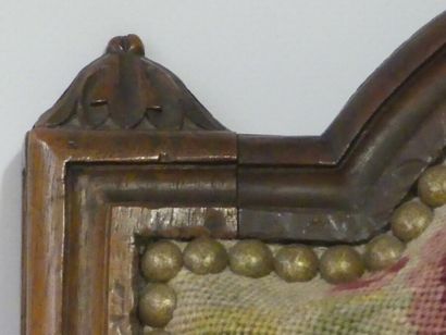 Paire de fauteuils , noyer moulure et scuplté,...