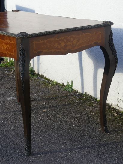 Bureau en bois marqueté à décor stylisé de...