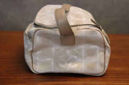 CHANEL. Trousse de toilette en nylon damassé...
