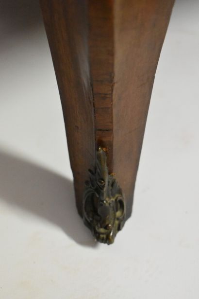 Commode en marquetterie ouvrant par trois...