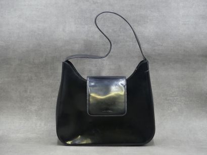 LANCEL. Sac porté épaule en simili cuir noir,...