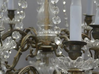 Lustre en laiton doré à 18 feux e pampilles....