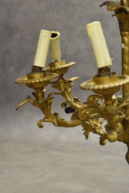 Lustre en bronze doré éclairant par 6 feux...