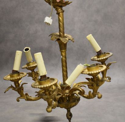 Lustre en bronze doré éclairant par 6 feux...