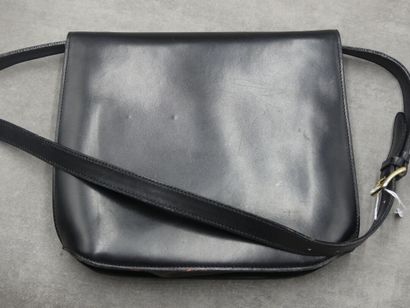 CELINE. Sac/ pochette en cuir noir avec bandoulière...