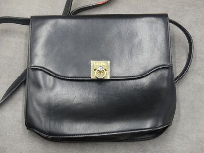 CELINE. Sac/ pochette en cuir noir avec bandoulière...