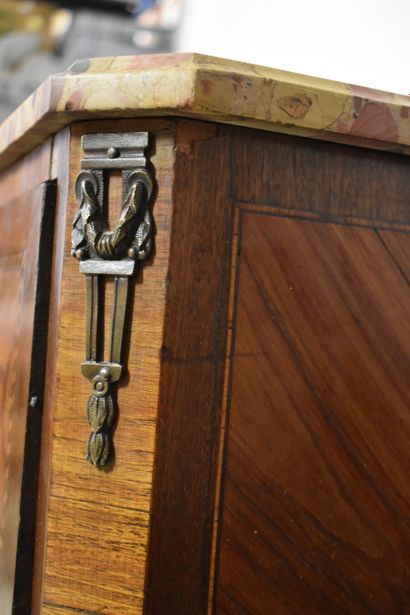Commode en marquetterie ouvrant par trois...