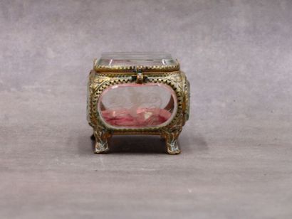 Coffret à bijoux sur quatre pieds en laiton...