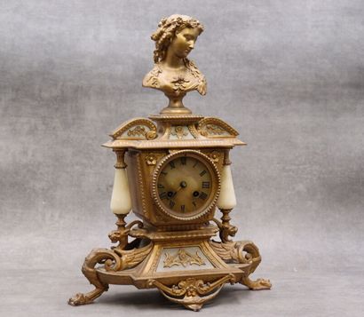 Pendule-portique en bronze ciselée dorée...