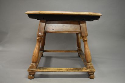 SUISSE. Table de changeur en bois mouluré...