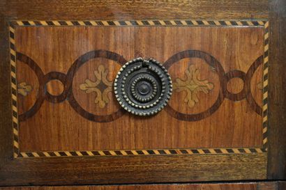 Commode en marquetterie ouvrant par trois...