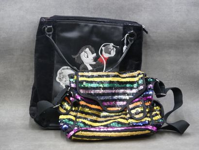 Réunion d'un sac Disney en velours et tissu...
