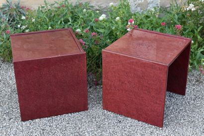 Paire de tables basses en loupe lauqée rouge....
