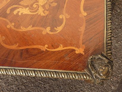 Bureau en bois marqueté à décor stylisé de...