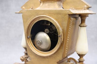 Pendule-portique en bronze ciselée dorée...