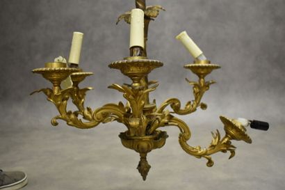Lustre en bronze doré éclairant par 6 feux...