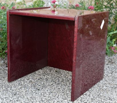 Paire de tables basses en loupe lauqée rouge....