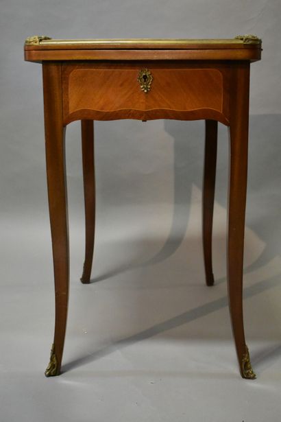 Table à jeu en bois, placage d'acajou et...