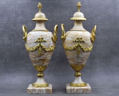 Paire de pots pleins balustres en marbre...