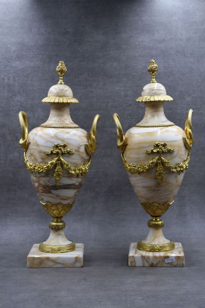 Paire de pots pleins balustres en marbre...