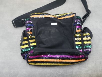 Réunion d'un sac Disney en velours et tissu...