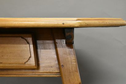 SUISSE. Table de changeur en bois mouluré...