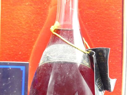 1 TRES VIEILLE GRANDE CHAMPAGNE COFFRET CRISTAL...