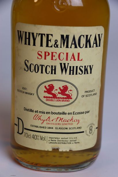 Lot de 5 bouteilles de Scotch Whisky. Whyte&Mackay...