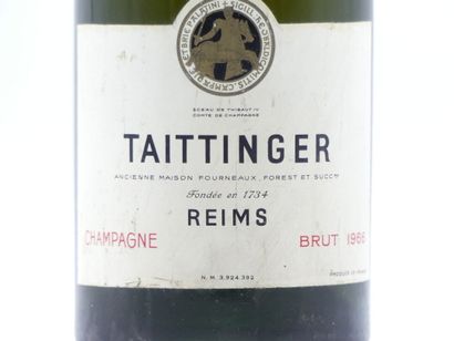 1 CHAMPAGNE 1966 TAITTINGER. Étiquette fanée.





Sur...