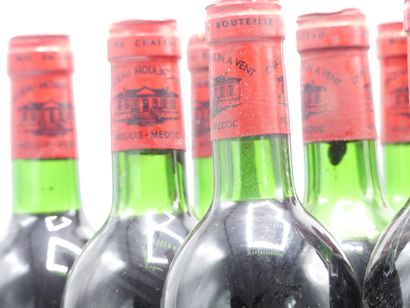 12 bouteilles de MOULIS 1982 CHÂTEAU MOULIN...