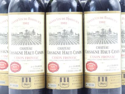 12 bouteilles de CANON FRONSAC 1982 CHÂTEAU...