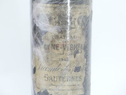 2 bouteilles de SAUTERNE, 1945, CHÂTEAU RAYNE...
