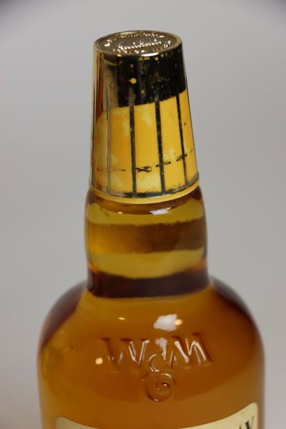 Lot de 5 bouteilles de Scotch Whisky. Whyte&Mackay...