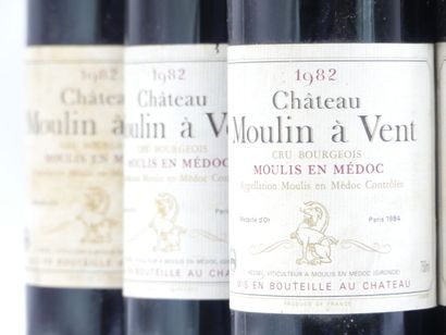 12 bouteilles de MOULIS 1982 CHÂTEAU MOULIN...