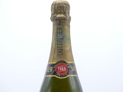 1 CHAMPAGNE 1966 TAITTINGER. Étiquette fanée.





Sur...
