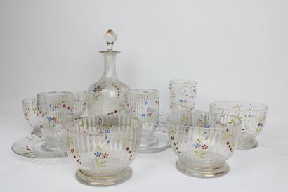 Partie de service en verre, à décor floral...