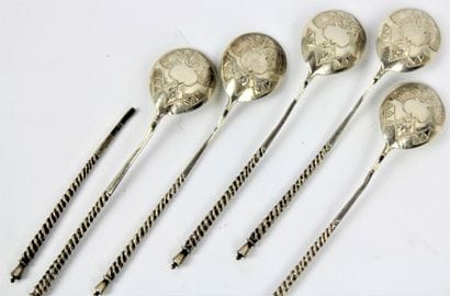 Lot de 5 cuillères à caviar en argent. Poinçons...