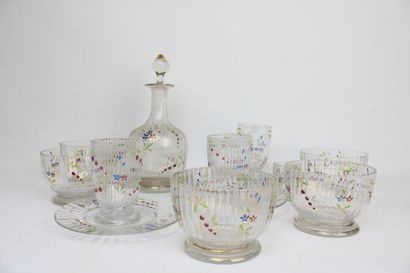 Partie de service en verre, à décor floral...