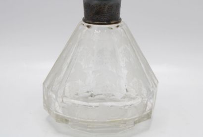 Carafe en cristal, la monture en métal argenté...