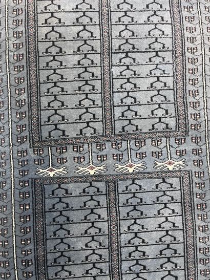 Tapis Galerie moultane 
Pakistan 
Vers 1975
Dimensions...