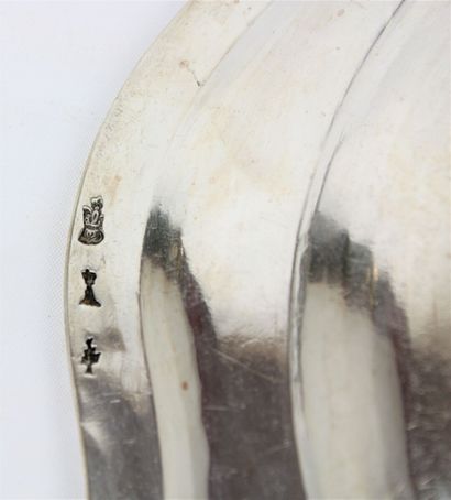 Plat en argent à contour chantourné, l'aile...