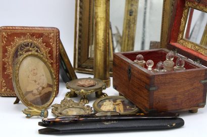 Lot including 4 frames :
- 1 gilded leather...
