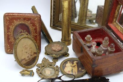 Lot including 4 frames :
- 1 gilded leather...