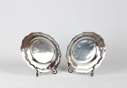 Deux assiettes de présentation en argent...