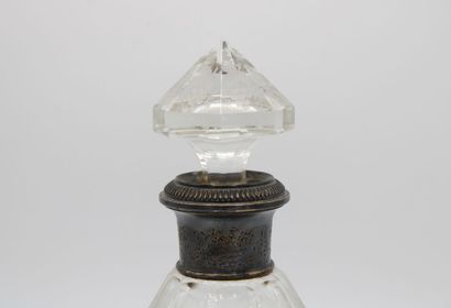 Carafe en cristal, la monture en métal argenté...