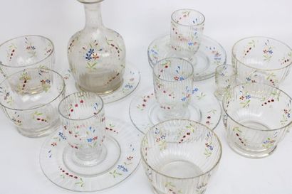 Partie de service en verre, à décor floral...