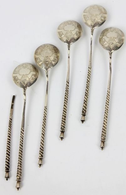 Lot de 5 cuillères à caviar en argent. Poinçons...