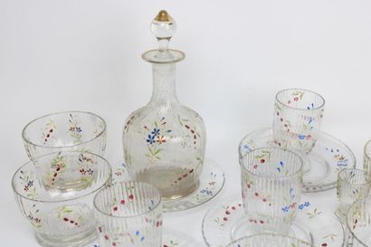 Partie de service en verre, à décor floral...
