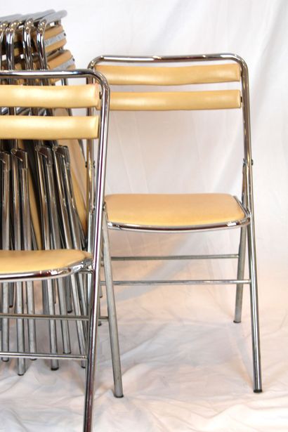 10 chaises pliantes en skai rose.
Hauteur:...