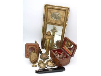 Lot including 4 frames :
- 1 gilded leather...